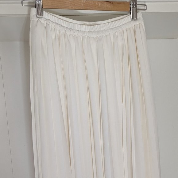 Uniqlo Pleated Off White Midi Skirt - Picture 3 of 3